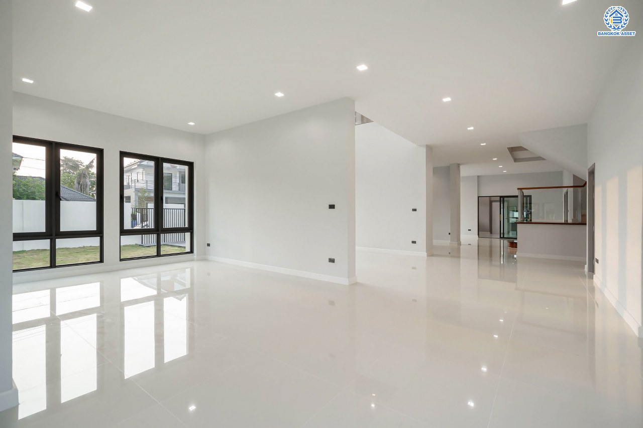 บ้านมือสองตกแต่งใหม่ โครงการ กฤษดานคร20 ปิ่นเกล้า-บรมราชชนนี บ้านหลังมุม ติดทะเลสาบ บนเนื้อที่กว้างมากถึง 238 ตร.ว. ตกแต่งด้วยวัสดุเกรดพรีเมี่ยม ฟังก์ชัน 5 ห้องนอน 6 ห้องน้ำ 1 ห้องอเนกประสงค์ 4 ที่จอดรถ พร้อมทั้งเปลี่ยนระบบไฟฟ้า สุขาภิบาล ทำเลศักยภาพ ติดถนนบรมราชชนนี ใกล้มหาวิทยาลัยมหิดล และเพียง 10 นาทีถึงเซ็นทรัล ปิ่นเกล้า